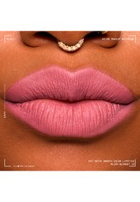 Lèvres pleines avec un rouge à lèvres rose mat et un anneau de septum en or et perles sur une peau lisse brun, mettant en valeur une texture et une couleur riches.
