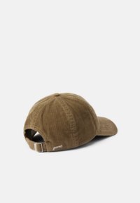 Gorra de béisbol de pana marrón con visera curvada, correa ajustable en la parte trasera y un sutil detalle de logo bordado en el lado.