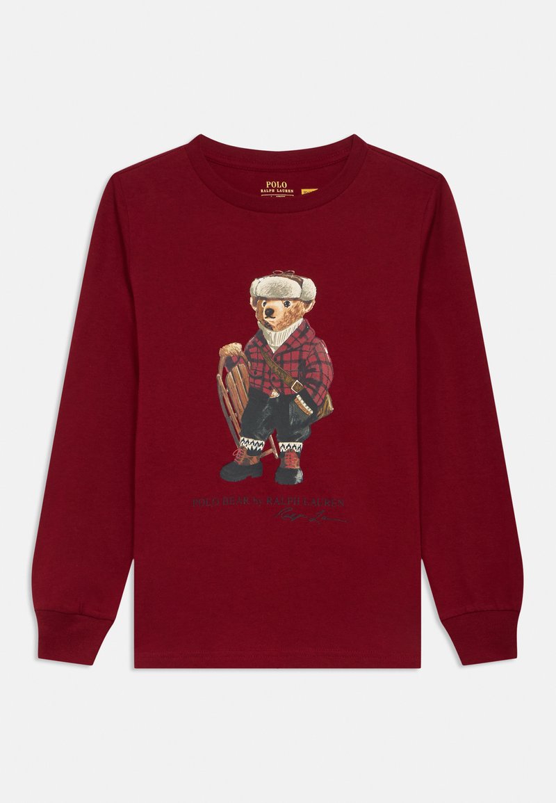 Bordeauxrotes Langarmshirt mit einem Grafikmotiv eines Bären in karierten Kleidungsstücken, der einen Schlitten hält. Detaillierte Muster auf der Kleidung und den Stiefeln.