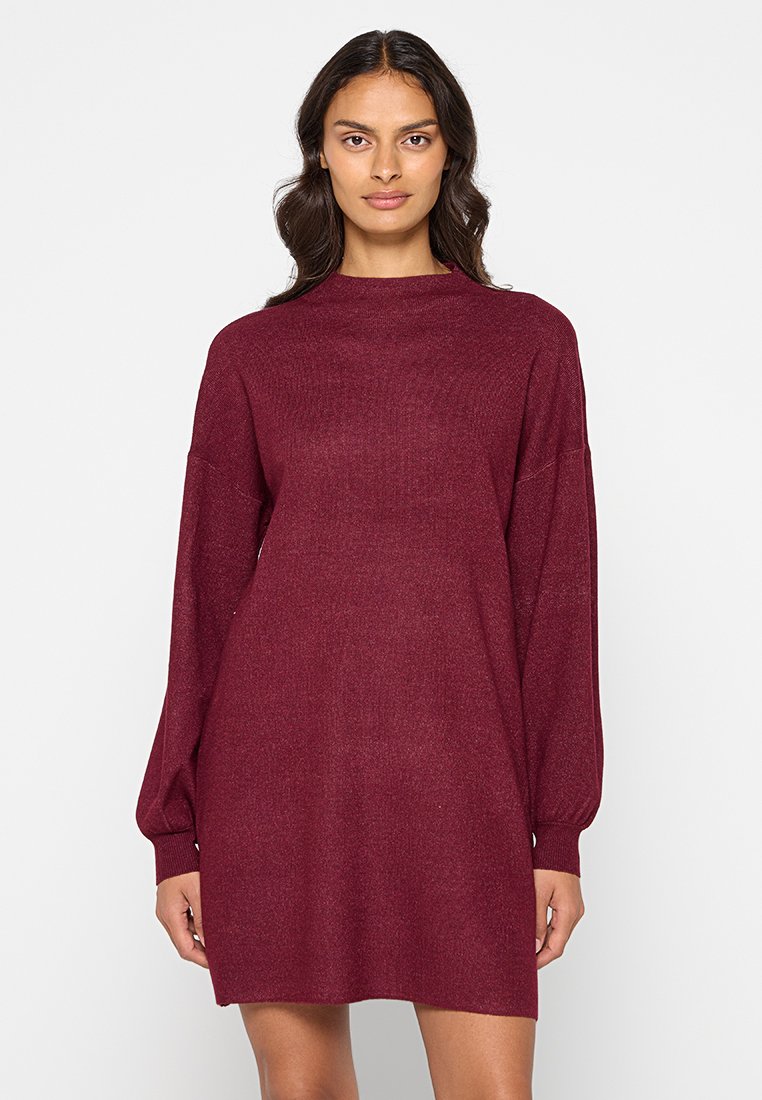 Bordeaux gebreide jurk met hoge hals, lange pofmouwen en een relaxte fit, met een zachte textuur en minimale details.