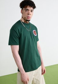 Obey Clothing PEACE WHEEL - Print T-shirt - forest green