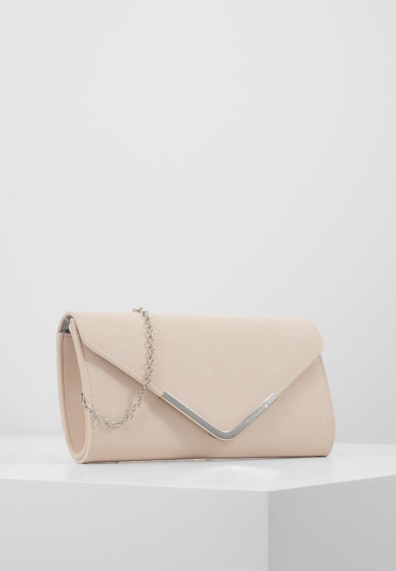 Clutch bag beige realizzata in pelle sintetica, presenta un accento in metallo argentato, una tracolla a catena e una chiusura a patta con superficie testurizzata.
