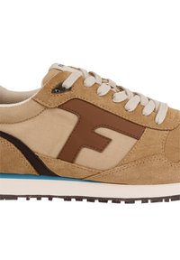 Beige Sneaker mit braunen Wildlederakzenten und beigem Stoff, ausgestattet mit weißen Schnürsenkeln, dunkelbraunen Details und einer hellblauen Sohle.