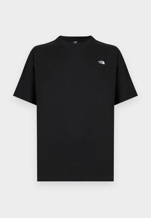 Sort t-shirt med korte ærmer lavet af bomuld med rund hals. Har en lille hvid logo på venstre bryst og en standard pasform.