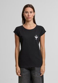 Schwarzes T-Shirt mit kurzen Ärmeln aus Baumwolle und Rundhalsausschnitt. Verfügt über eine kleine weiße Grafik auf der linken Brustseite. Weicher Stoff.