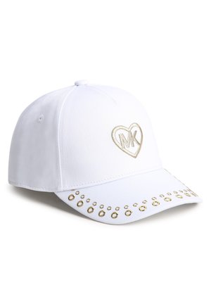 Cappellino da baseball bianco con logo a cuore dorato "MK" sul davanti e dettagli in metallo dorato lungo il bordo della visiera curvata.