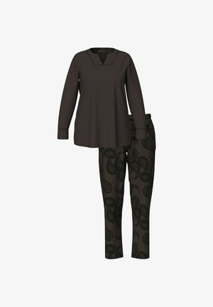 Túnica larga marrón de manga larga con escote en V y ribetes negros, combinada con pantalones oscuros que presentan un patrón de paisley. Ambos hechos de una tela suave y liviana.