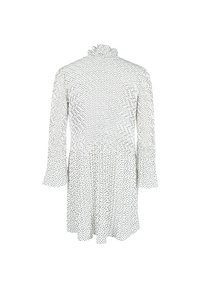 Weißes Kleid mit schwarzen Punkten, mit langen Ärmeln, einem rüschengeschmückten Kragen und einer gerafften Taille, die in einen schwingenden Rock übergeht.
