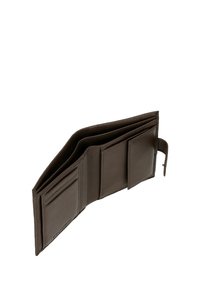 Portefeuille en cuir marron foncé déplié, montrant plusieurs emplacements pour cartes et une poche à boutons-pression pour pièces, sur fond blanc.