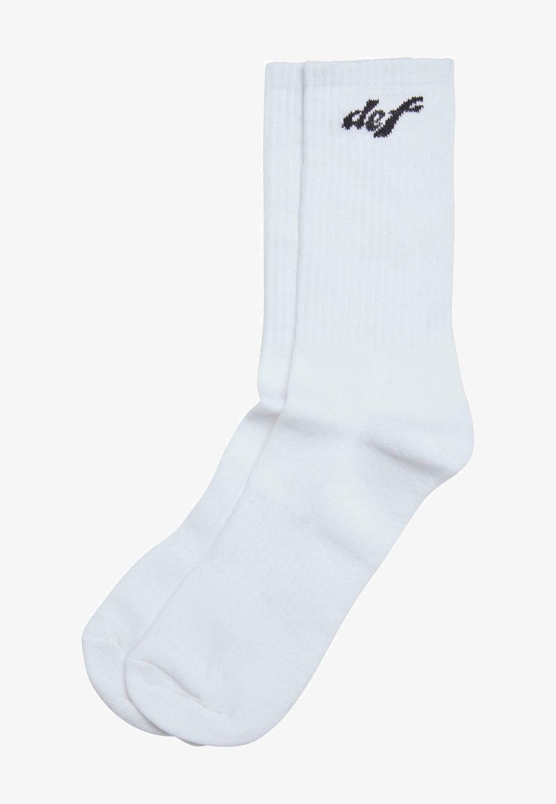 Hvide bomuldsstrømper med ribbet tekstur, der har et sort broderet logo "def" nær ribbenet. Glat overflade, standard crew længde.