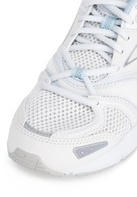 Baldos sportiniai bateliai su tinklelio viršumi, šviesiai mėlynomis detalėmis ir guma padu. Išskirtinės savybės apima tekstūruotus panečius ir raištelių sistemą.