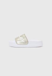 Witte slide sandaal met een brede metallic gouden strap met geperste letters. Zachte zool met een lichte verhoging voor comfort.