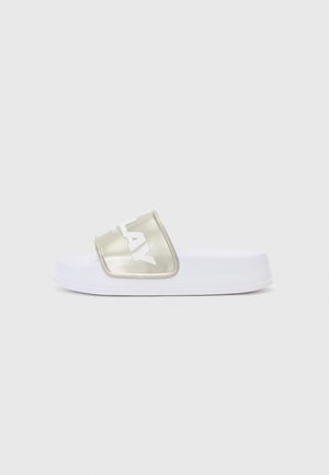 Witte slide sandaal met een brede metallic gouden strap met geperste letters. Zachte zool met een lichte verhoging voor comfort.