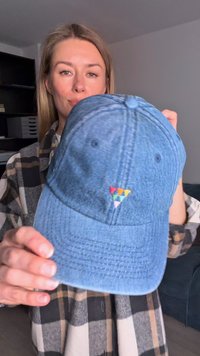 Világoskék farmersapka, elöl kis geometriai háromszög mintával piros, sárga és zöld színben. Puha tapintású, ívelt napellenző.