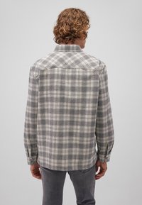 Grau-weiß kariertes Hemd mit einem klassischen Kragen, langen Ärmeln und Knopfmanschetten, aus einem strukturierten, gewebten Stoff.