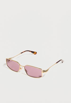 Rechteckige Sonnenbrille mit goldfarbenem Rahmen, pink getönten Gläsern und Bügelenden im Schildpattmuster auf weißem Hintergrund.