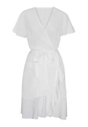 Robe portefeuille blanche à manches courtes, col en V, ourlet à volants et ceinture en tissu nouée à la taille.