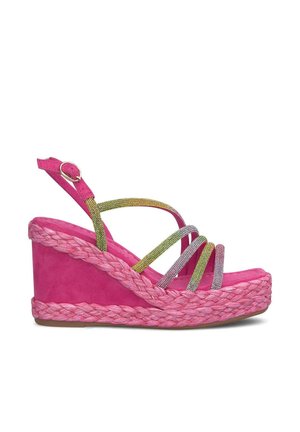 Sandalias de cuña rosas con suela trenzada de cuerda. Presenta múltiples tiras brillantes en verde y plateado en la parte delantera. Correa ajustable en el tobillo.