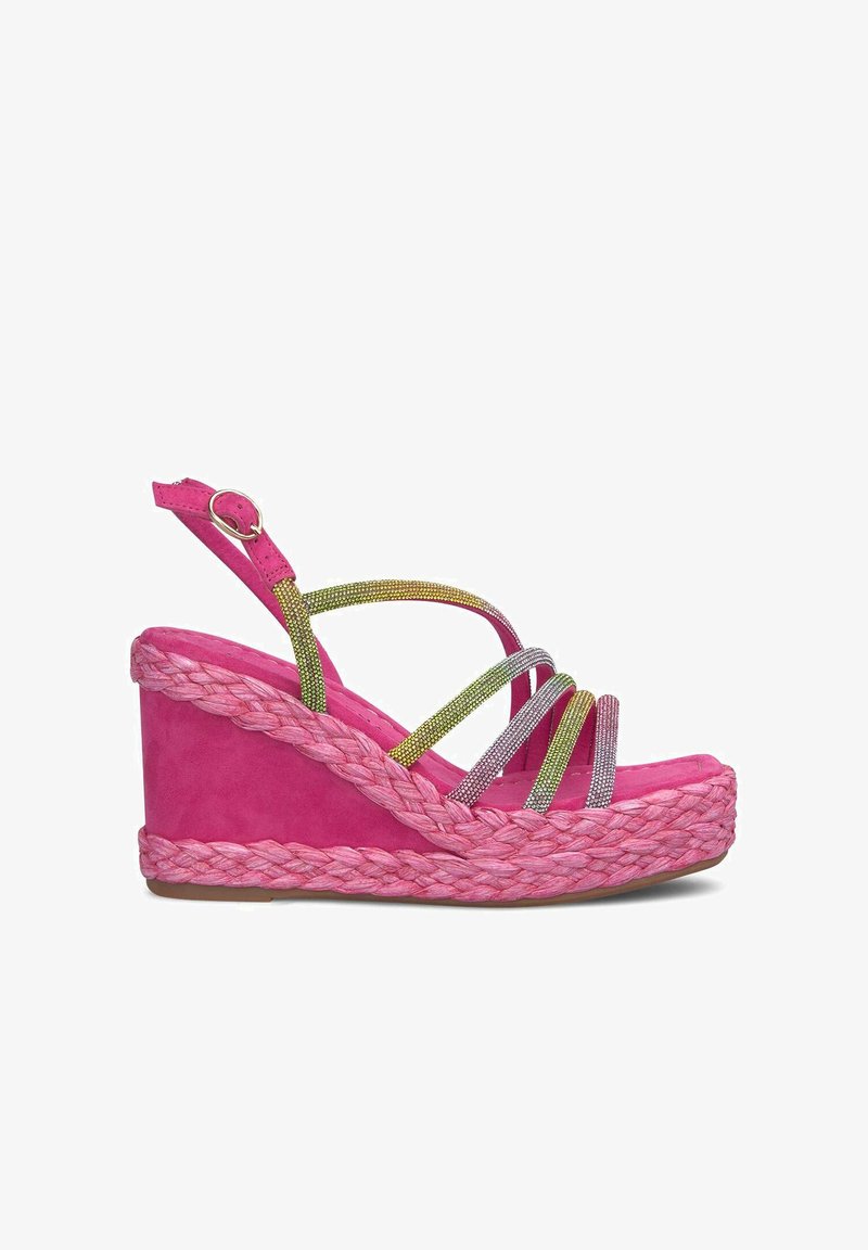 Sandalias de cuña rosas con suela trenzada de cuerda. Presenta múltiples tiras brillantes en verde y plateado en la parte delantera. Correa ajustable en el tobillo.