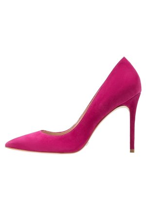 Fuksjowe zamszowe szpilki z ostro zakończonym noskiem, smukłą sylwetką i szpilkowym obcasem. Gładka faktura bez widocznych elementów metalowych.
