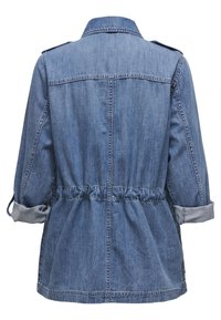 Veste en denim avec une taille cintrée, de couleur bleu clair, manches retroussées et épaulettes. La vue de derrière montre une texture lisse et des coutures soignées.