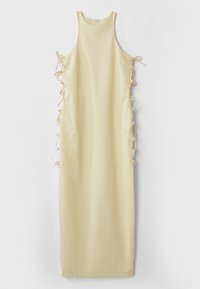 Longue robe sans manches jaune pâle avec un col montant et des côtés ouverts attachés avec plusieurs nœuds le long de chaque côté.