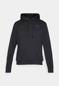 Svart Nike hettegenser med kengurulomme, snor ved hetten og en subtil Chicago Bulls-logo på brystet. Myk stoffkvalitet og ribbede mansjetter.