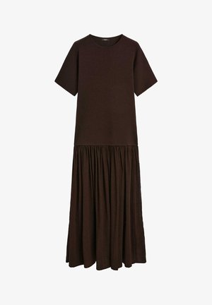 Brun kortärmad klänning med rund halsringning och en samlad, flödande kjol som sträcker sig från en åtsittande överdel.