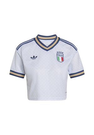 Maglia da calcio bianca dell'Italia con rifiniture blu navy e oro, logo Adidas sul petto a sinistra e stemma dell'Italia con quattro stelle sul petto a destra.