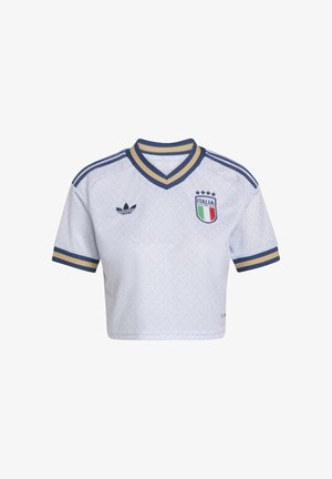 Maglia da calcio bianca dell'Italia con rifiniture blu navy e oro, logo Adidas sul petto a sinistra e stemma dell'Italia con quattro stelle sul petto a destra.