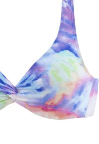 Bikini-Oberteil im Batikdesign in pastelligen Farben, mit lila, blau, grün und rosa Wirbelmustern. Glatter Stoff mit einer geknoteten Detailmitte.