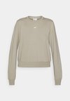 W NK ONE DF CREW HBR TT - Sweatshirt - light army cargo khaki white