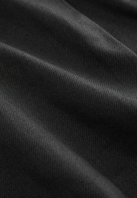 Tissu noir texturé avec un léger éclat, présentant un motif côtelé diagonale ; les plis créent de la profondeur et un intérêt visuel.