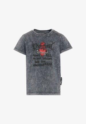 Verbleekt zwart T-shirt met korte mouwen, bedrukt met een rood brandend hart omwikkeld met prikkeldraad en de tekst "Boven alles, verwissel mij niet voor iemand anders."
