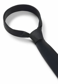 Nœud papillon noir avec une finition satinée lisse, doté d'un large col et d'une extrémité effilée, conçu pour des occasions formelles.
