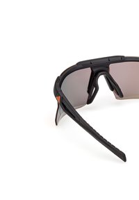 Occhiali da sole sportivi con montatura nera, lenti grigie oscurate e supporti per orecchie neri con texture. Presentano linee di accento arancioni sui lati.