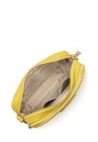 Borsa gialla in pelle con finitura testurizzata, dotata di una zip dorata e un interno in tessuto beige. Include più scomparti per l'organizzazione.
