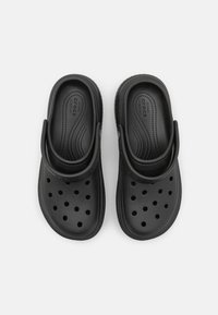 Schwarze Gummi-Clogs mit Belüftungslöchern, einer strukturierten Innensohle und einem Riemen hinten für einen sicheren Sitz. Glatte Oberfläche mit abgerundeten Kanten.