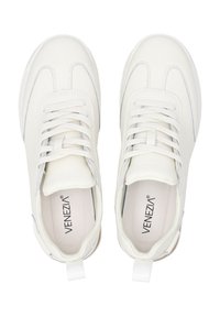 Weiße Sneaker mit einem glatten Lederoberteil, runder Zehenform, flachen Schnürsenkeln und einem dezenten Markenlogo auf der Innensohle. Verfügt über eine strukturierte Sohle.
