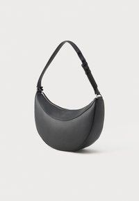 Fekete, félkör alakú válltáska állítható pánttal és felül zippzárral, sima világos háttér előtt.