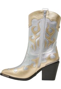 Guld- och silverfärgade cowboykängor med flamdesign, dragkedja baktill och en kraftig svart klack. Har släta, metalliska ytmaterial.