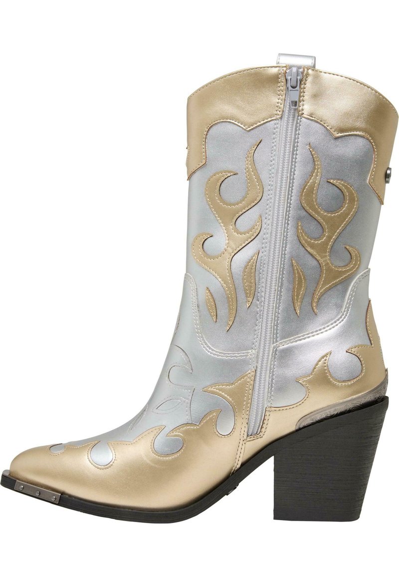 Guld- och silverfärgade cowboykängor med flamdesign, dragkedja baktill och en kraftig svart klack. Har släta, metalliska ytmaterial.