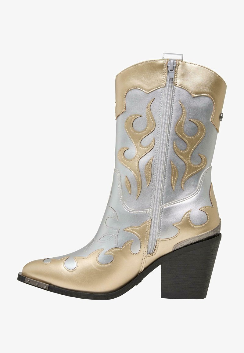 Guld- och silverfärgade cowboykängor med flamdesign, dragkedja baktill och en kraftig svart klack. Har släta, metalliska ytmaterial.