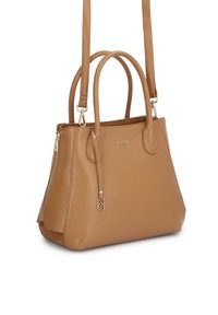 Hnedá kožená kabelka s dvoma rukoväťami a odnímateľným ramenným popruhom. Obsahuje zipsovú kapsu a logo. Hladká textúra a štruktúrovaný tvar.