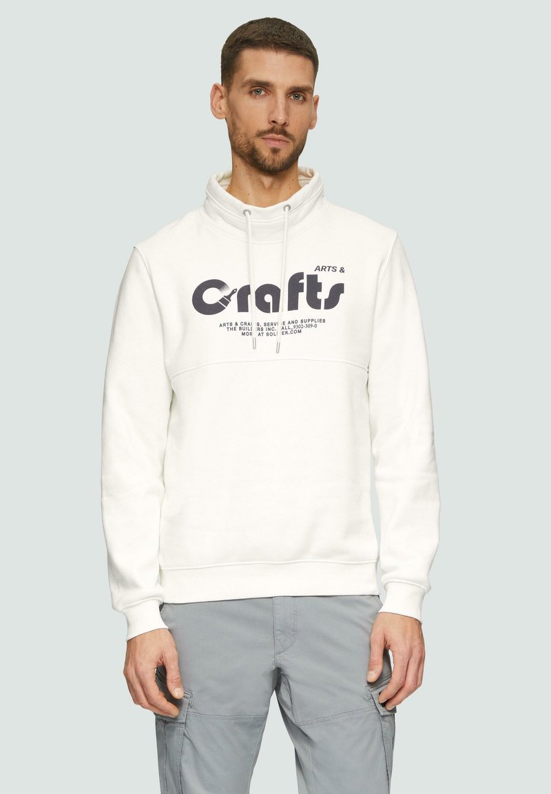 Witte hoodie met een hoge kraag, voorzien van een donker grafisch print op de borst en trekkoordaccenten. Zachte textuur, ribgebreide manchetten.