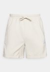 ESSENTIAL THREE STRIPES CHELSEA SHORT - Αθλητικό σορτς - alumina/white