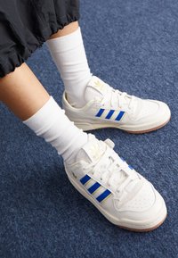FORUM LOW CL - Sneakers low - cloud white/team royal blue/almost yellow