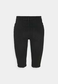 Jeans de mezclilla negros con cintura alta, que presentan un diseño ajustado, dos bolsillos traseros y dobladillos deshilachados. Textura suave y sin herrajes visibles.