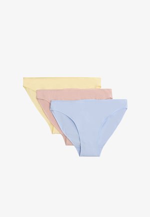 Tres bragas de corte bikini para mujer apiladas en colores pastel amarillo, rosa suave y azul claro, dispuestas sobre un fondo blanco.
