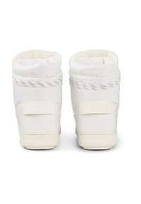 Białe zimowe botki z miękkim futrzanym wykończeniem, pikowanym kołnierzem i charakterystycznym plecionym zdobieniem. Płaski obcas i pasek na rzep zapewniają bezpieczne dopasowanie.